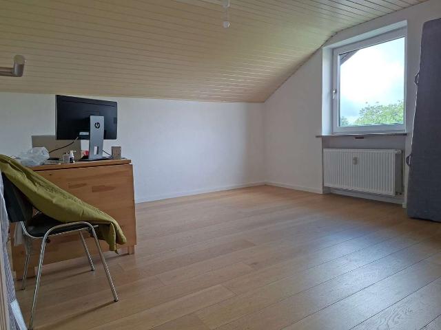 Ruhige 3 Zimmer Dachgeschoss Wohnung
