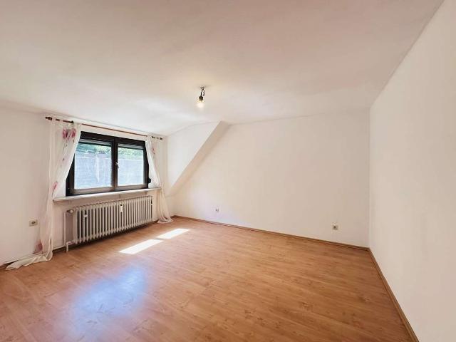 Ruhige 3 Zimmer DG Wohnung mit Balkon, EBK und Garage