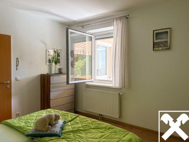 Ruhige 3 Zimmer Eigentumswohnung mit Loggia U. Terrasse