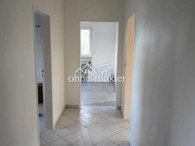 Ruhige 3 Zimmer Wohnung im 1. Stock eines 3 Familien Hauses, Balkon, Keller, ggf. Garage