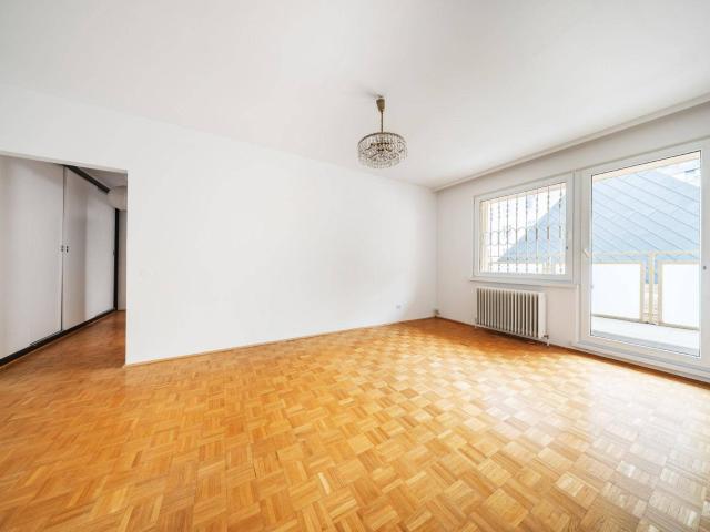 Ruhige 3 Zimmer Wohnung mit Loggia und Modernisierungspotenzial