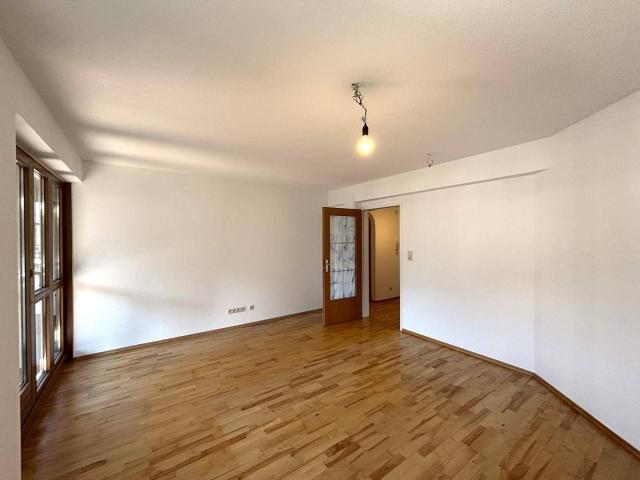 Ruhige 3 Zimmer Wohnung mit überdachtem Balkon und Tiefgaragenstellplatz