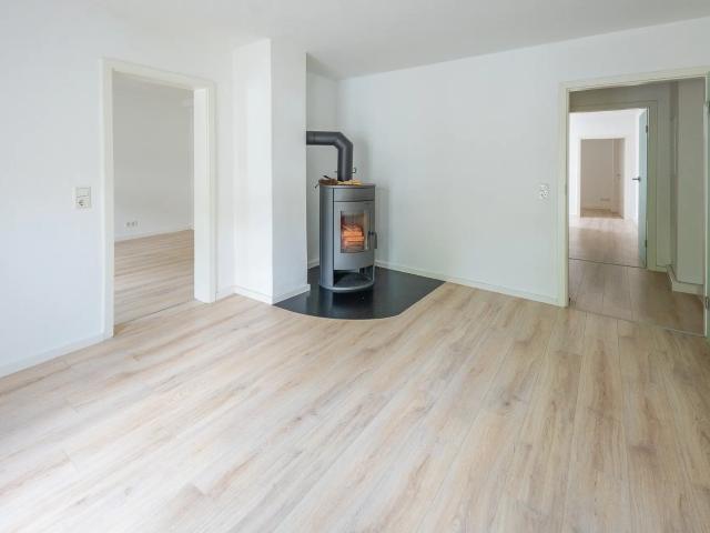 Ruhige 3 R Wohnung mit Kamin und Balkon