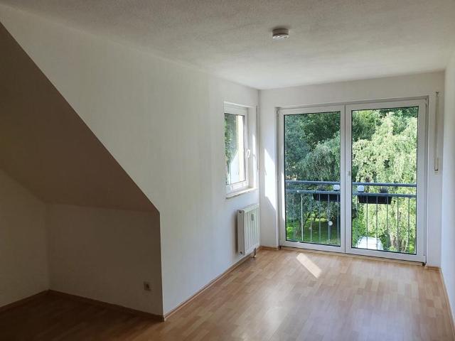 Ruhige 1,5 RW mit EBK und PKW Stellplatz im DG in idyll. südlicher Stadtrandlage