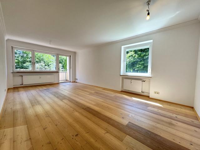 Ruhige, 2002 komplett erneuerte, 3 Zi. ETW im 1. OG mit Loggia Balkon am Grünen kein Kfz Stpl