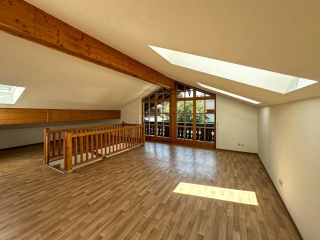 Ruhige 2,5 Zi. Mansarden ETW mit 2 Bergblick Südbalkonen, FBH, Gemeinschafts Garten und Garage