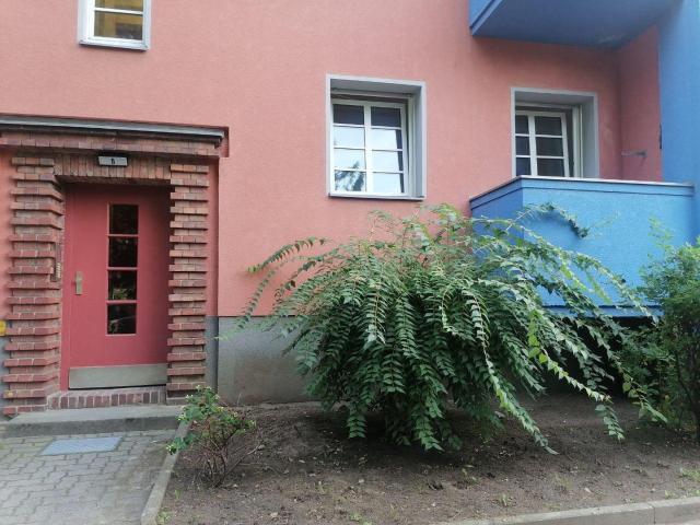 Ruhige 2 Zimmer Single Wohnung mit Balkon in Tempelhof Hochparterre renoviert ab sofort bezugsfrei