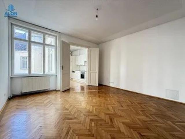 Ruhige 2 Zimmer Wohnung mit separater Küche neben U6 Gumpendorfer Straße! Hoflage!