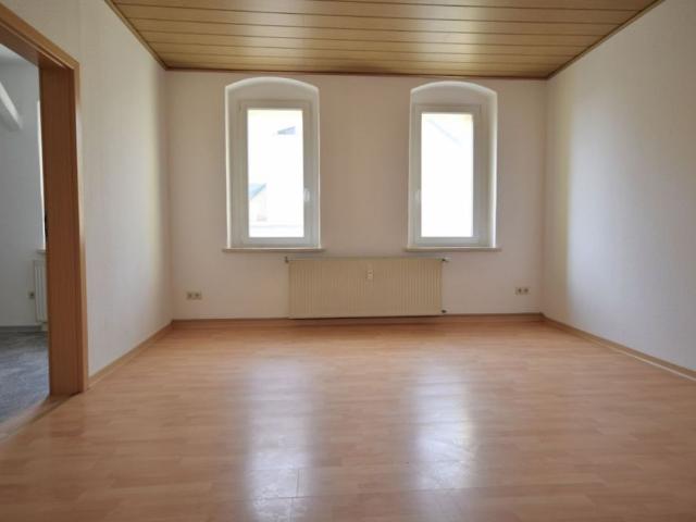 ruhige 2 Zimmer • Tageslichtbad mit Wanne • geräumige Küche • Laminat • günstig mieten