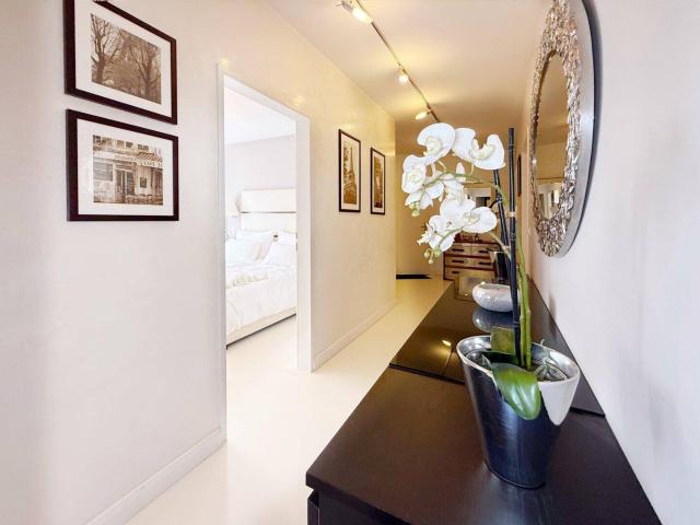 Ruhige 4 Zimmer Wohnung mit Balkon in den begrünten Innenhof & Tiefgaragenplatz