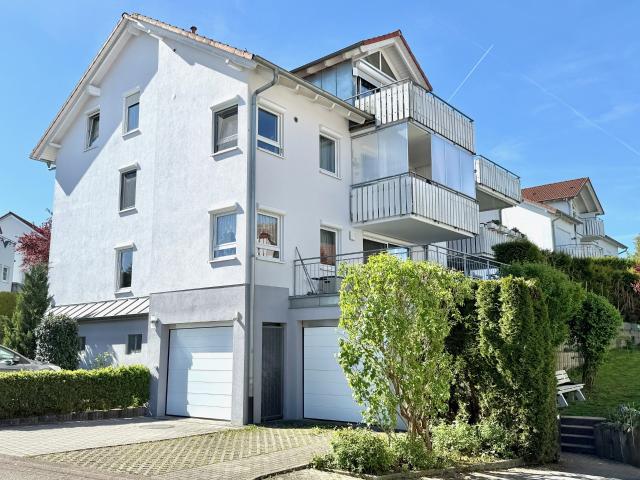 Ruhige 4 Zimmer Wohnung mit großzügiger Terrasse, TG_STP & PKW STP, EBK uvm