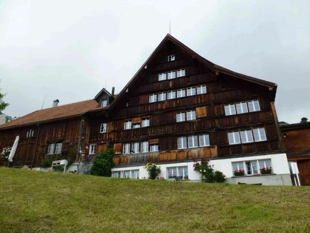 Ruhige 5½ Zimmer Maisonette Dachwohnung mit viel Charme an wunderschöner Lage