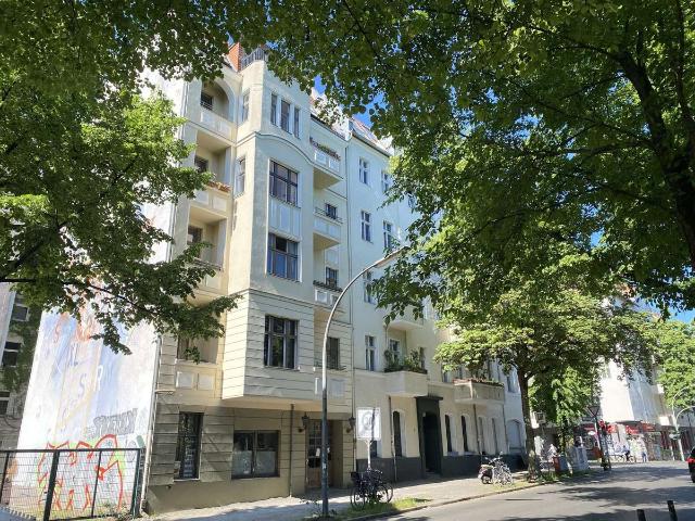 Ruhige Altbauwohnung im lebendigen Neukölln am Maybachufer, unsaniert!