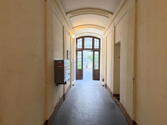 Ruhige Altbauwohnung mit 3 Wohnräumen UNBEFRISTET / Quiet Period Apartment UNLIMITED RENT /