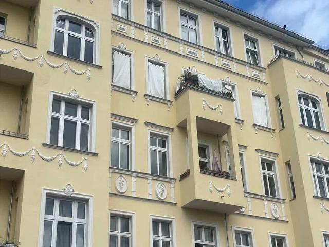 Ruhige Altbauwohnung mit 4 Zimmern, Balkon und Loggia