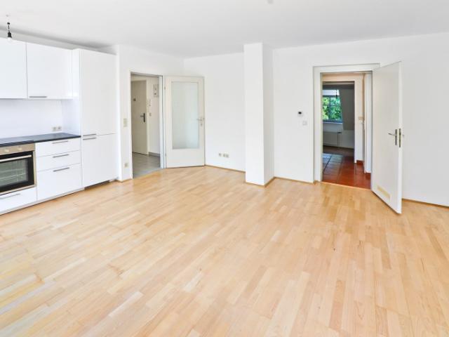 Ruhige, großzügige 2 Zimmer Wohnung mit Terrasse und Grünblick – attraktiv für Eigennutzer und Anleger