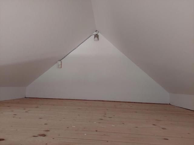 Ruhige Dachgeschoss Wohnung mit Balkon