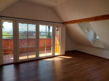 Ruhige Dachgeschoss Wohnung mit Balkon