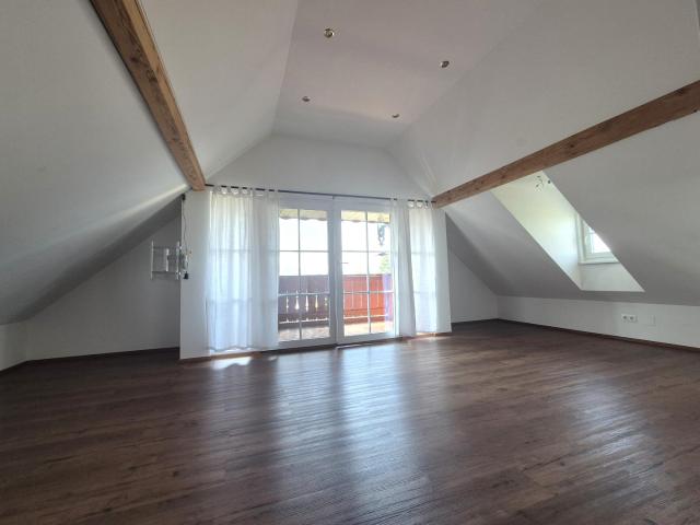 Ruhige Dachgeschoss Wohnung mit Balkon