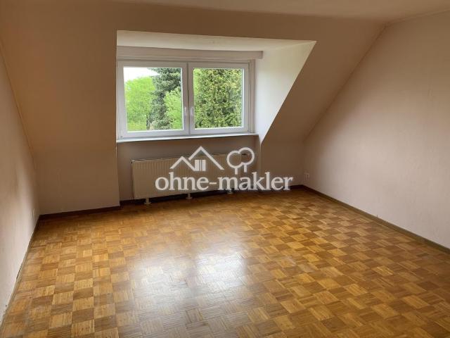 Ruhige Dachgeschosswohnung mit Einbauküche und Stellplatz