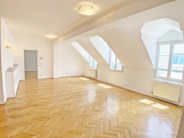 Ruhige Dachgeschosswohnung mit Klima hinterm Rathaus