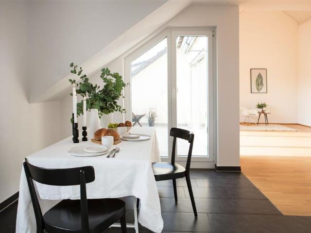 Ruhige Dachwohnung mit Loggia
