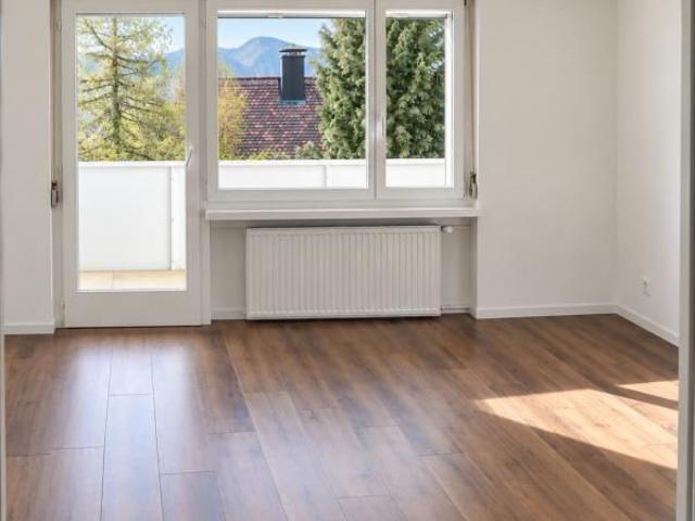 Ruhige Hanglage im Weinberg: Exklusive 4 Zimmer Wohnung mit grosszü.