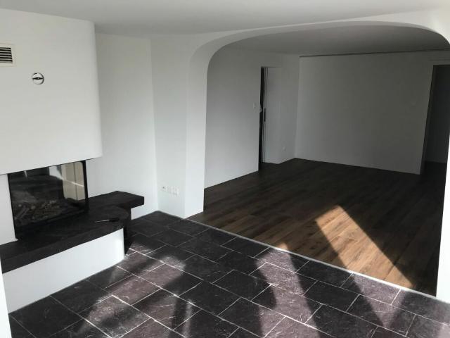 Ruhige Hanglage im Weinberg: Exklusive 4 Zimmer Wohnung mit grosszügigem Parkangebot