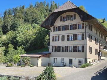 Ruhige, heimelige 2 Zimmer Wohnung mit Sitzplatz
