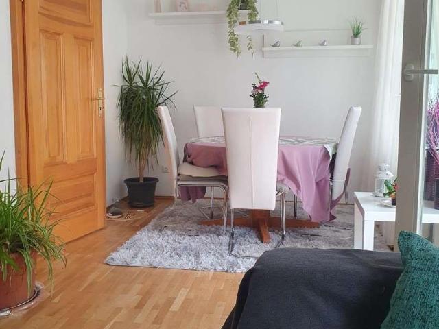 ruhige, helle 2 Raum Wohnung mit Parkettboden + Balkon + Küche