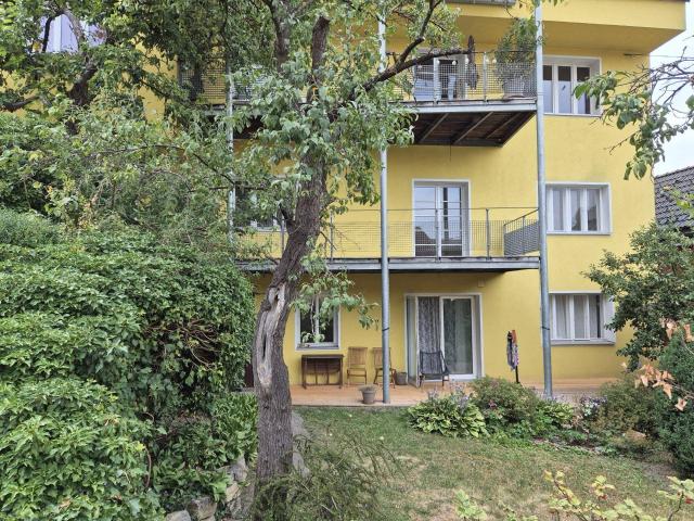 Ruhige, helle 77 m² 2 Zimmer Wohnung mit großer Terrasse, neuer maßgefertigter Einbauküche und Stellplatz zentrumsnah in Zwettl
