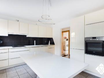 Ruhige Innenstadtlage mit Bahnhofsnähe – 3 Zimmer Wohnung mit Garage und 4 % Mietrendite