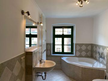 Ruhige Lage: 2 Raum Wohnung mit Balkon und großem Bad mit Badewanne und Dusche