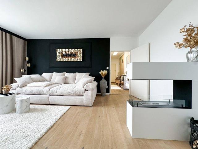 Ruhige Lage mit Blick ins Grüne Stilvoll möblierte 2,5 Zimmer Wohnung mit Balkon