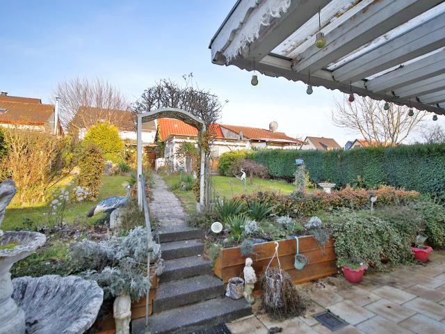 Ruhige Lage, sonniger Garten, Garage – Doppelhaushälfte zum Modernisieren