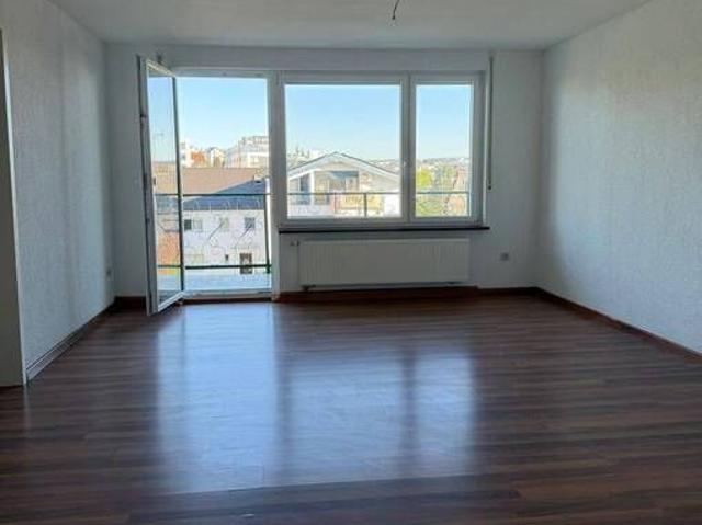 Ruhige, sanierte 3 Zimmer Wohnung 80 m² mit Balkon, Stellplatz und Top Anbindung