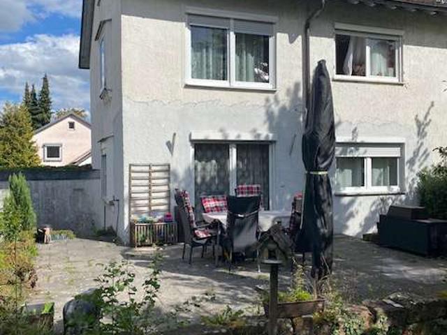 Ruhige, schöne renovierte 2 Zi Wohnung in Naturlage mit großer Terrasse und Gartenanteil