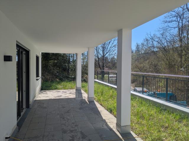 Ruhige Wohnlage! Großzügige Neubauwohnung mit überdachter Terrasse und Garten!
