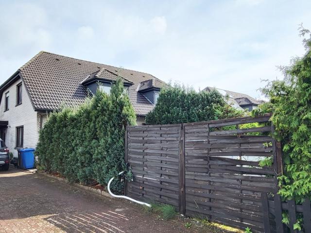 Ruhige Wohnlage: Doppelhaushälfte mit Garten und Carport