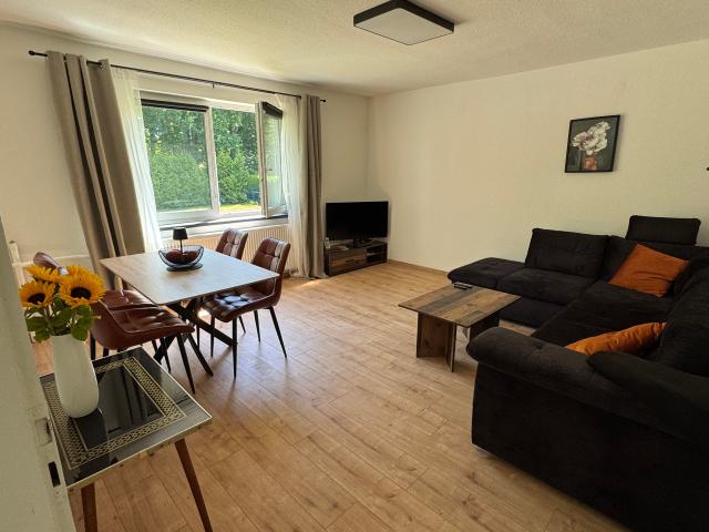 Ruhige Wohnung Haus mit Garten,Stellplatz,am Waldrand,1min zur Autobahn,15 min Leipzig