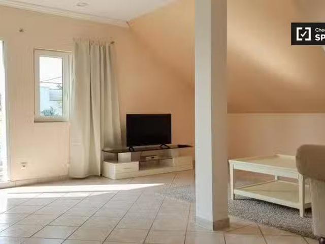 Ruhige Wohnung mit 1 Schlafzimmer zu vermieten in Treptow, Ber.