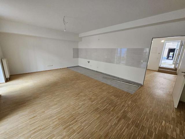 ruhige Wohnung mit Terrasse, Echtholzparkett und eigenem Eingang