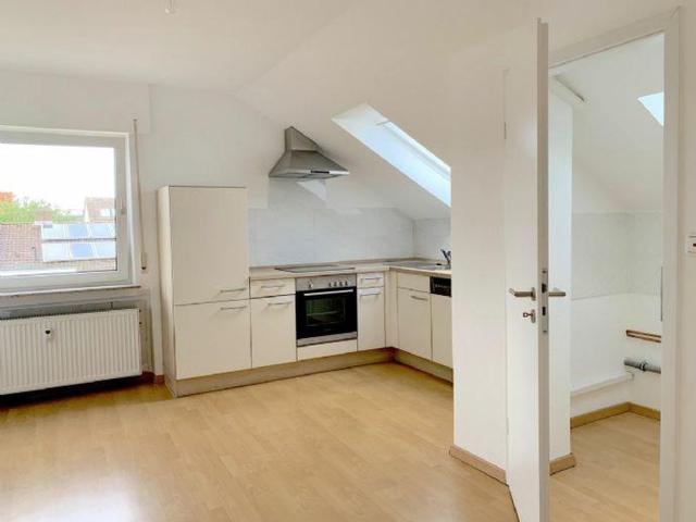 Ruhige und gepflegte DG­ Wohnung mit EBK, fußläufig zur S­ Bahn