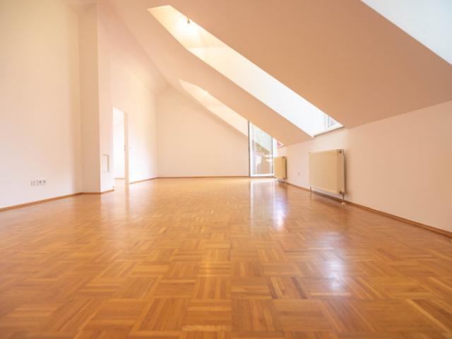 Ruhige und helle, gemütliche 3 Zimmer + mit 36 m² Wohnküche und 7,8 m² Balkon + grüner Innenhof, Wiengrenze, ruhig, 1. OG, Dachgeschoss