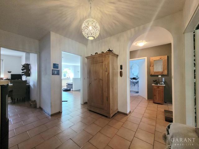 Ruhige und helle 3 Zimmer Wohnung mit Balkon geräumiger Tiefgaragenstellplatz inklusive!