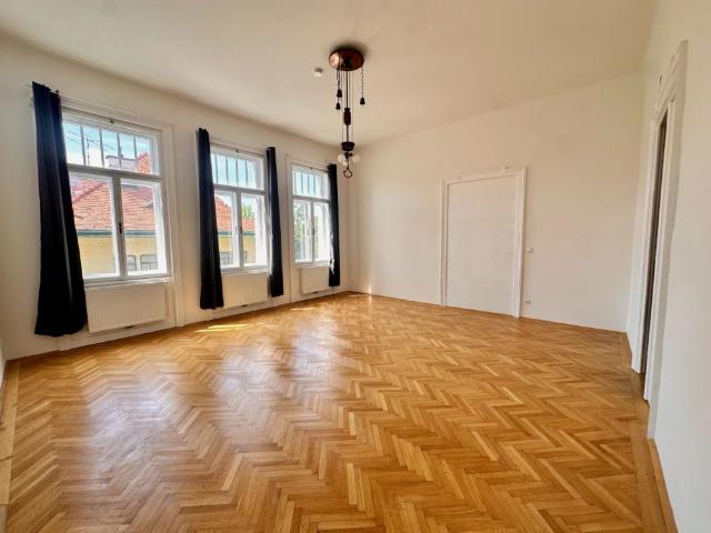 Ruhige und helle 3 Zimmer Wohnung mit kleinem Balkon in wunderschönem Wiener Altbau