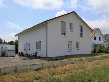 Ruhige und sonnige Lage: 6 1/2 Zimmer Einfamilienhaus mit zusätzlicher 2 Zimmer Einliegerwohnung rollstuhlgängig