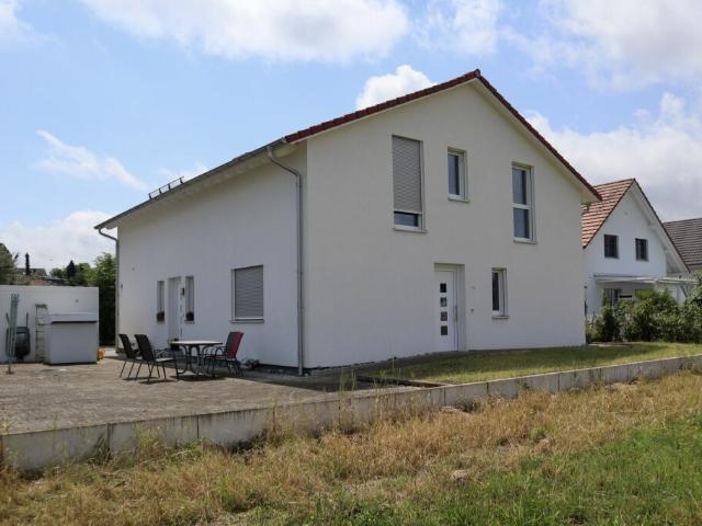 Ruhige und sonnige Lage: 6 1/2 Zimmer Einfamilienhaus mit zusätzlicher 2 Zimmer Einliegerwohnung rollstuhlgängig