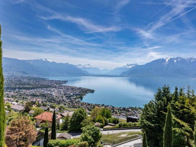 Ruhige, zeitgenössische Villa mit atemberaubender Aussicht