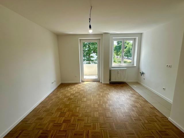 Ruhiger Balkon mit Blick ins Grüne: 2 Zimmer Wohnung in München Forggenseestraße